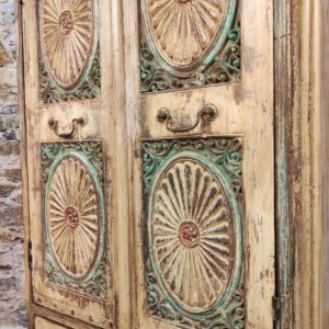 dettaglio della decorazione intagliata originale indiana