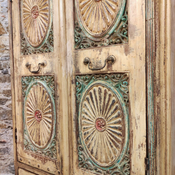 dettaglio della decorazione intagliata originale indiana