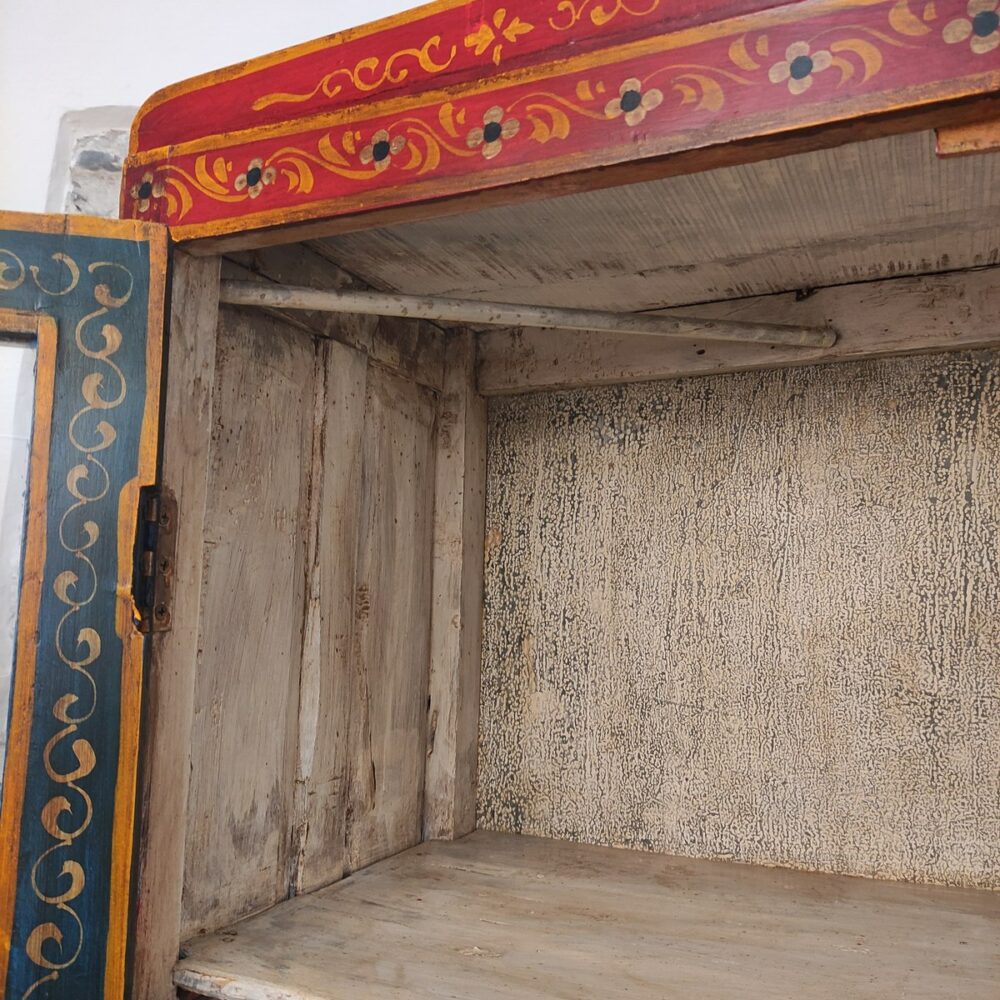 dettaglio interno del mobile dispensa a vetri dipinta