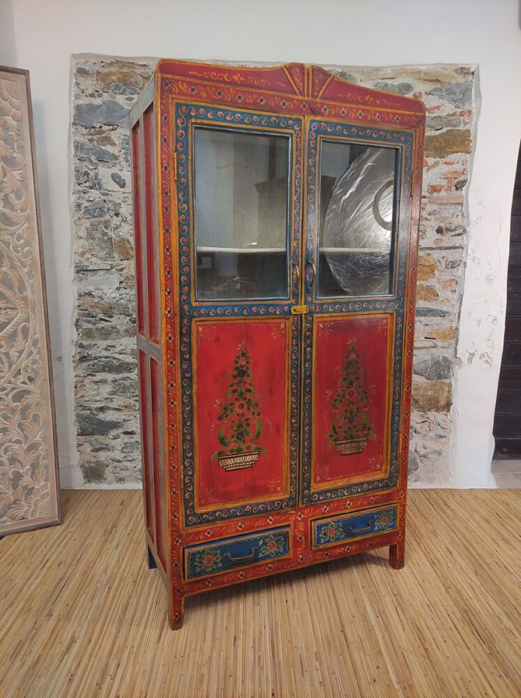 dispensa a vetri rossa dipinta a fiori indiana