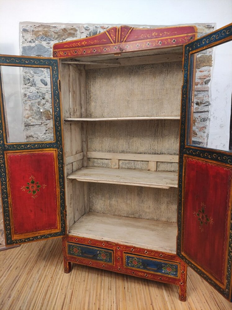 interno bianco del mobile dispensa a vetri dipinto