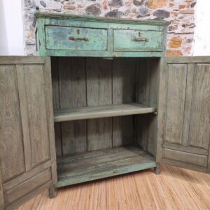 interno dipinto della credenza verde vintage