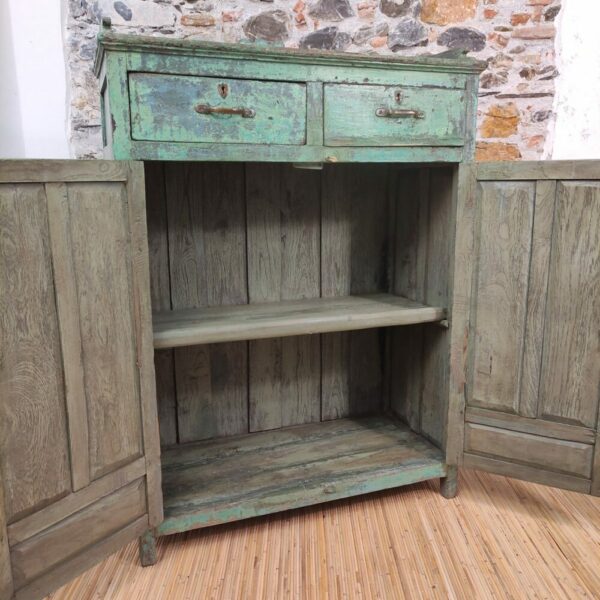 interno dipinto della credenza verde vintage
