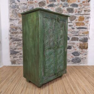 mobiletto verde indiano con sportelli scolpiti