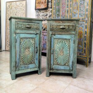 MOBILETTI COMODINI CON ANTA SCOLPITA E CASSETTO