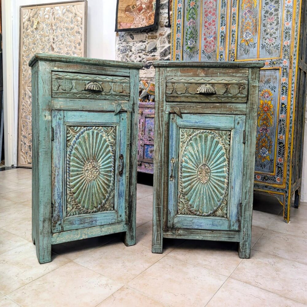 MOBILETTI COMODINI CON ANTA SCOLPITA E CASSETTO