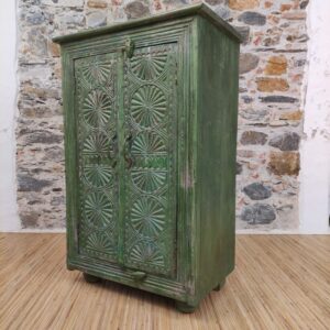 mobiletto dipinto verde indiano con decorazione scolpita