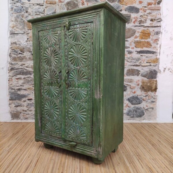 mobiletto dipinto verde indiano con decorazione scolpita