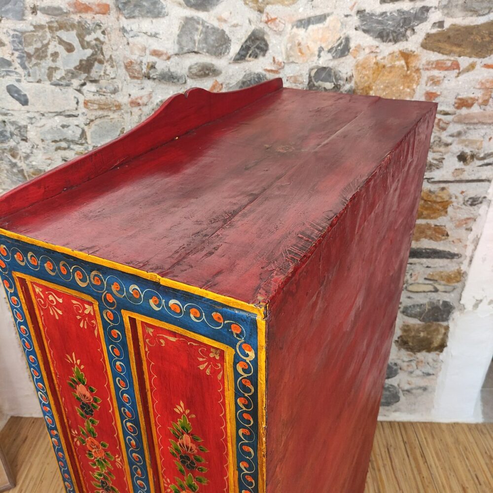 piano colore rosso del mobile dispensa a fiori