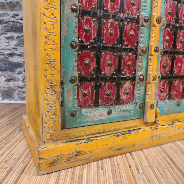 dettaglio colorato dell'armadio indiano