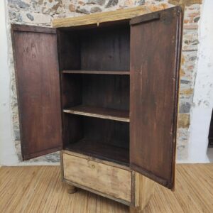 due ripiani interni dell'armadietto vintage in legno