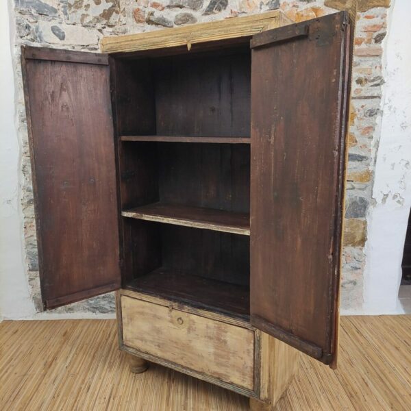 due ripiani interni dell'armadietto vintage in legno