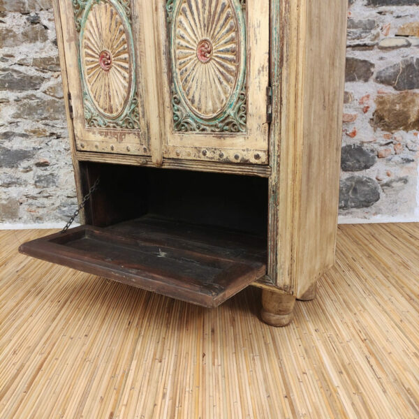 particolare sportello a ribalta di armadietto vintage decorato
