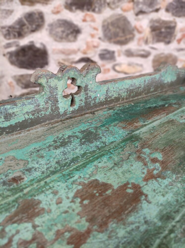decorazione con trifoglio intagliato traforato di credenza verde vintage