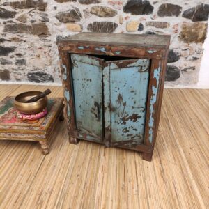 comodino mobiletto con finestrella azzurra indiana