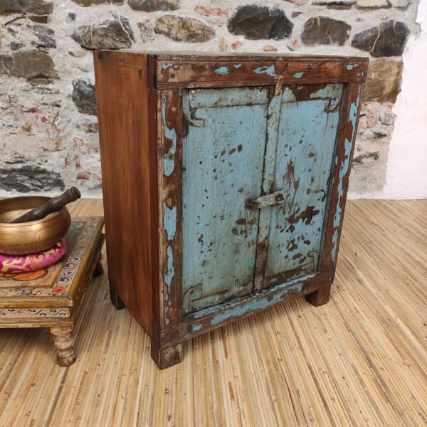 comodino mobiletto con finestra azzurra antica indiana