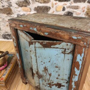 dettaglio comodino originale con antica finestrella