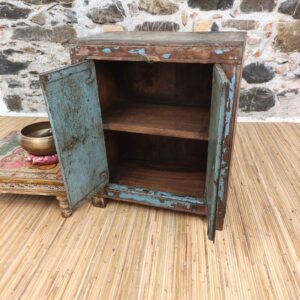 interno del comodino con finestrella azzurra antica