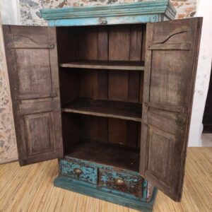 interno con due ripiani di armadietto vintage blu