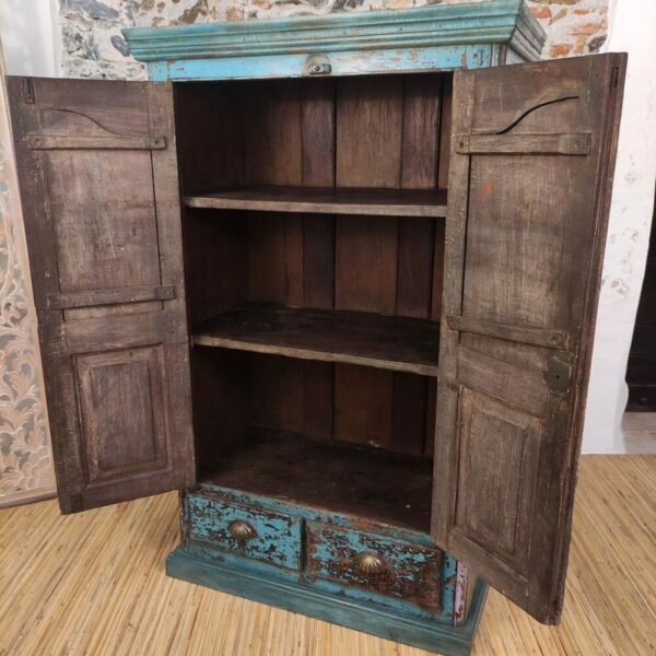interno con due ripiani di armadietto vintage blu