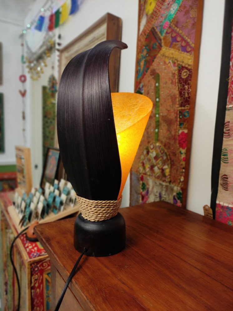 decorazione con foglia di cocco di lampada etnica