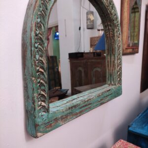 dettaglio di specchio indiano colore verde acqua