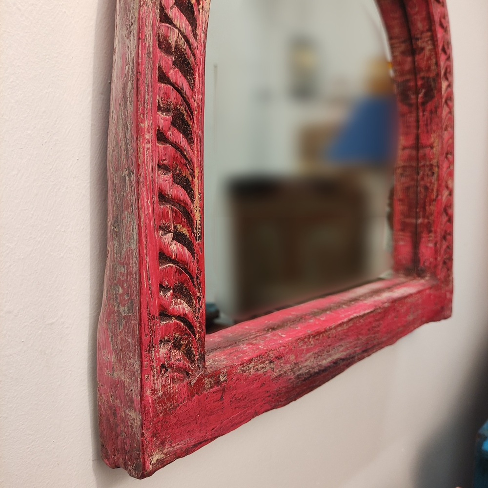 dettaglio di specchio rosa ad arco indiano