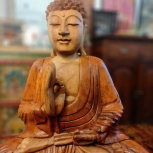 dettaglio di statua del buddha in meditazione in legno
