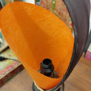 interno della lampada arancione da tavolo etnica