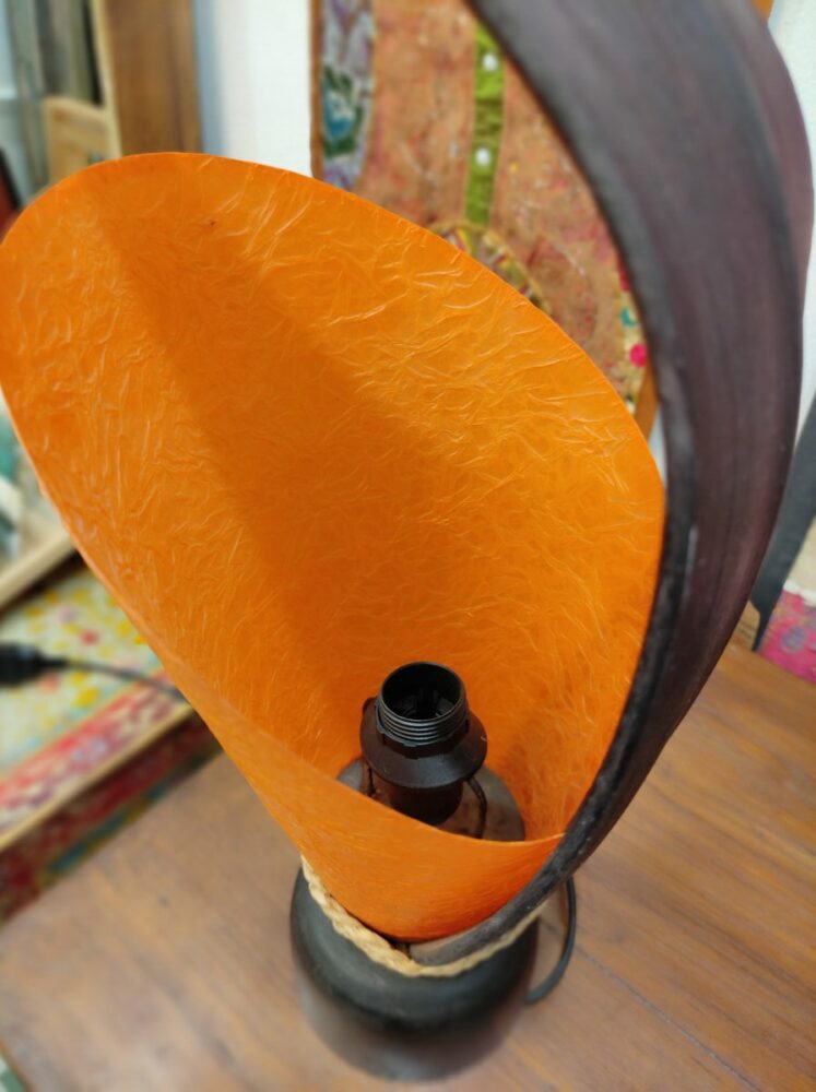 interno della lampada arancione da tavolo etnica