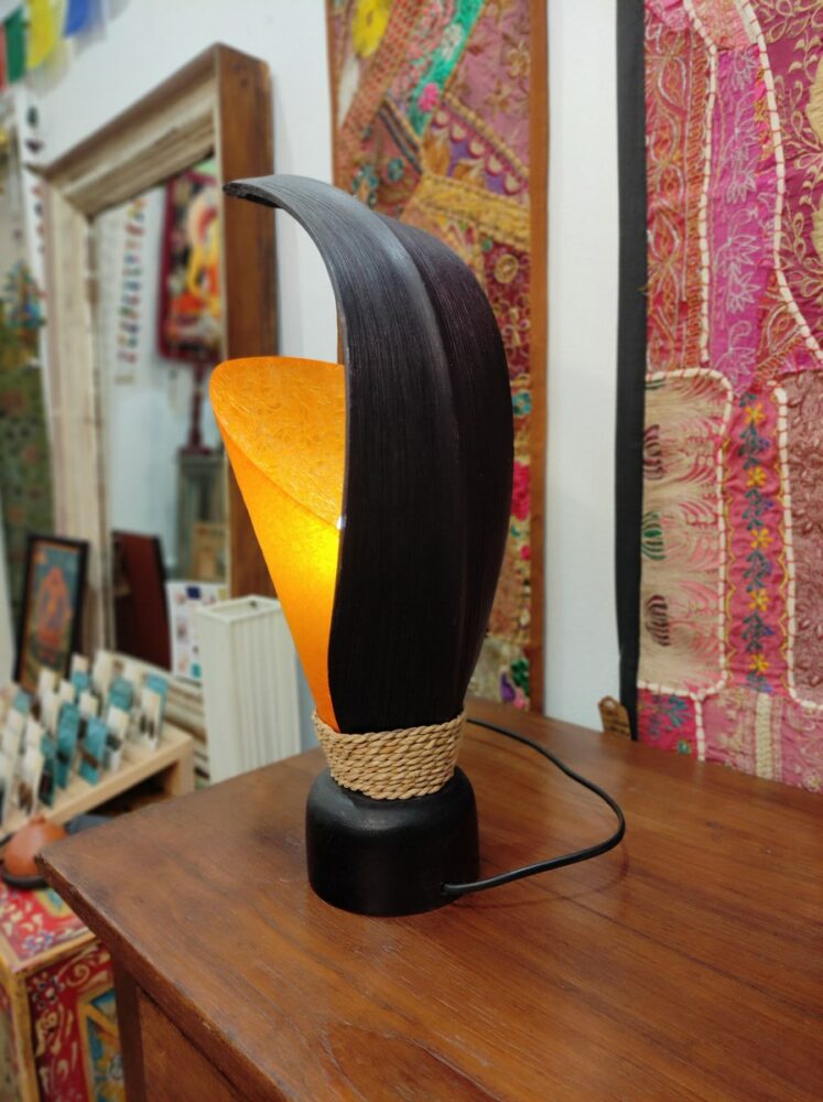 lampada arancio etnica con foglia di cocco