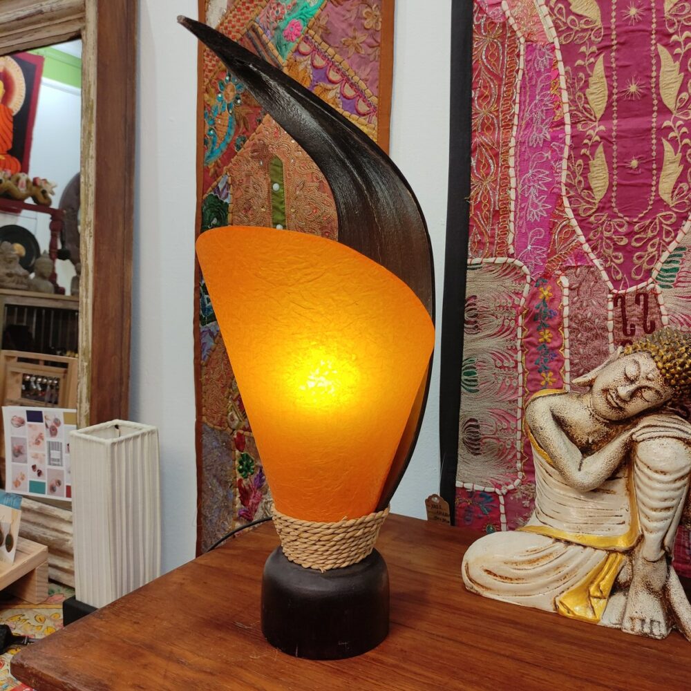 lampada colore arancione con foglia di cocco
