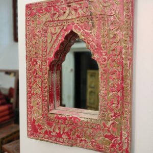 specchio con cornice incisa fucsia