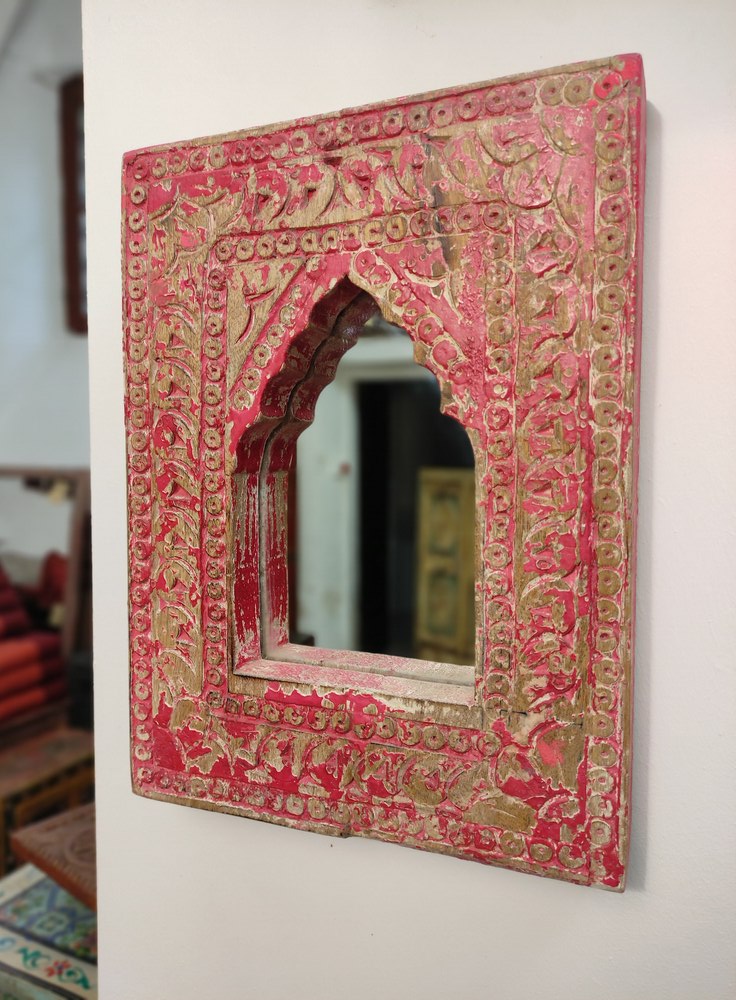 specchio con cornice incisa fucsia