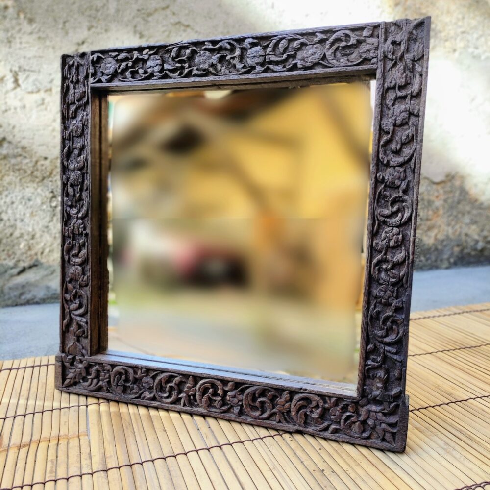 SPECCHIO INDIANO CON CORNICE INTAGLIATA