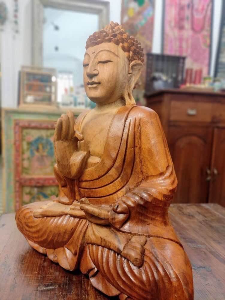 statua del buddha in meditazione in legno