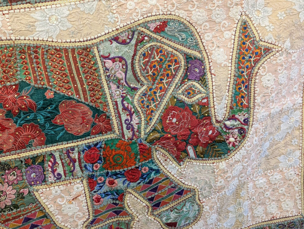 ARAZZO INDIANO CON ELEFANTE PATCHWORK RICAMATO - immagine 3