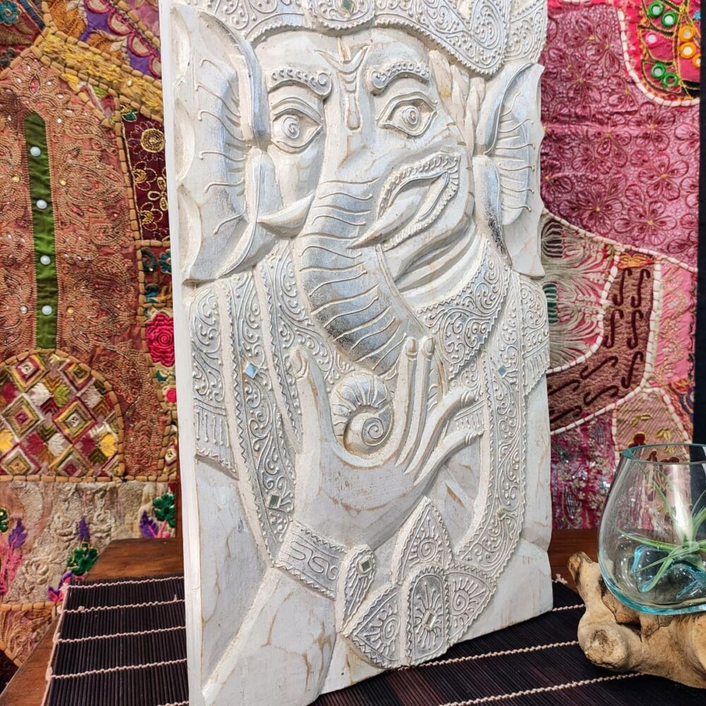 dettaglio del pannello decorativo bianco e argento con Ganesh