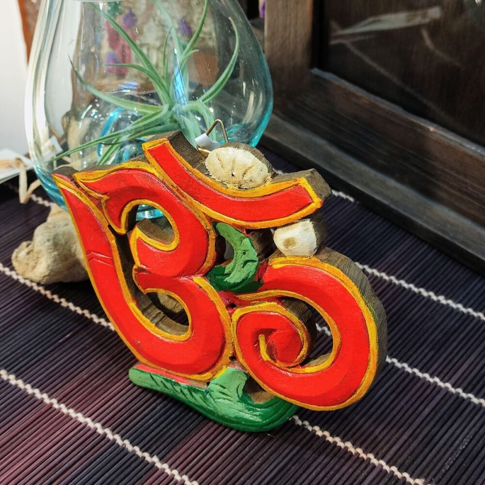 decorazione in legno con scritta om