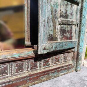 dettaglio decorazione azzurro argento finestra indiana con specchio