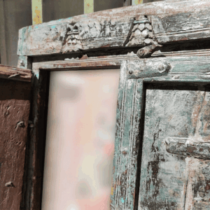 dettaglio dello specchio finestra indiana in legno