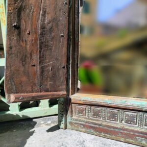 finestra indiana recuperata in legno trasformata in specchio