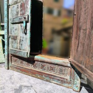 finestra indiana in legno con specchio interno