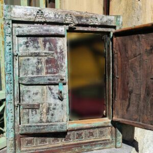 specchio inserito in finestra indiana recuperata in legno