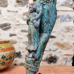base di scultura decorativa di Yali ricavata da un'antica staffa architettonica indiana con tracce di policromia azzurra verde