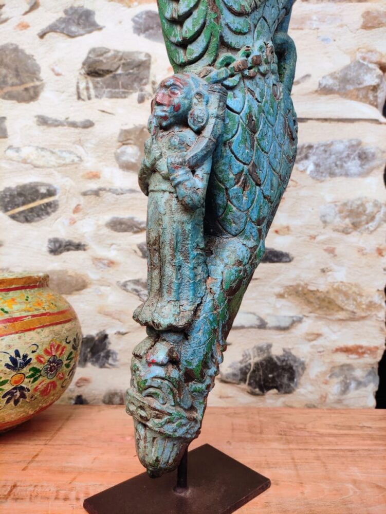 base di scultura decorativa di Yali ricavata da un'antica staffa architettonica indiana con tracce di policromia azzurra verde