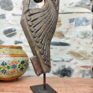 dettaglio coda di pavone di scultura in legno indiana frammento antica colonna