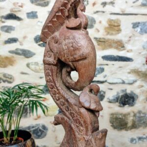 Scultura verticale di elefante con cigno e pavone frammento di colonna indiana di legno