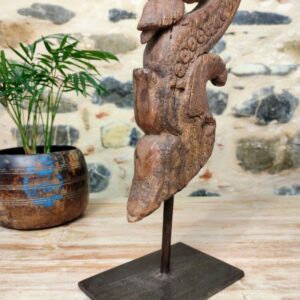 supporto metallico di scultura verticale di elefante da frammento colonna indiana in legno