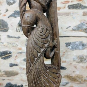 dettaglio di scultura di pavone recuperata da antica colonna indiana originale